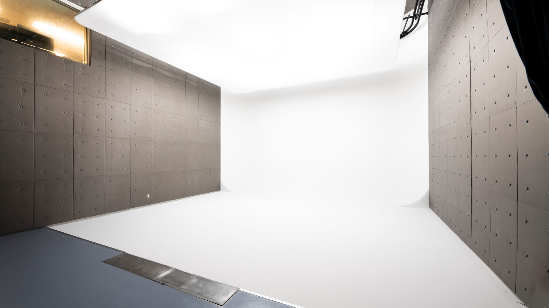 1面R 白ホリ(側面は吸音マット)